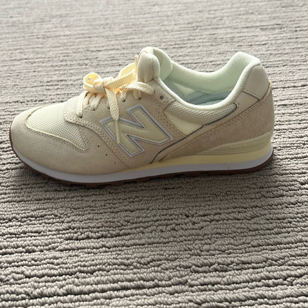 New Balance Womens 966 shoes. New sz 8